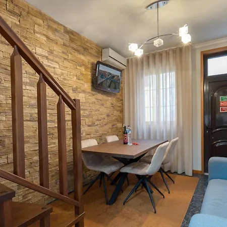 Host Wise - Lovely & Cozy House - Prime Location Tatil Evi *