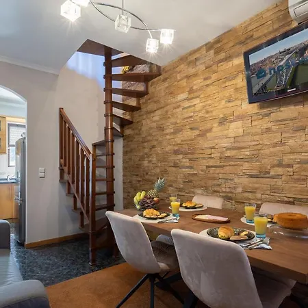 Host Wise - Lovely & Cozy House - Prime Location *