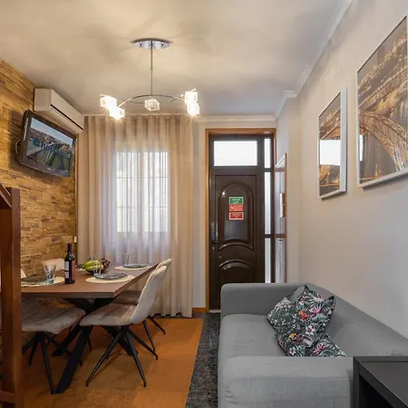 Host Wise - Lovely & Cozy House - Prime Location *