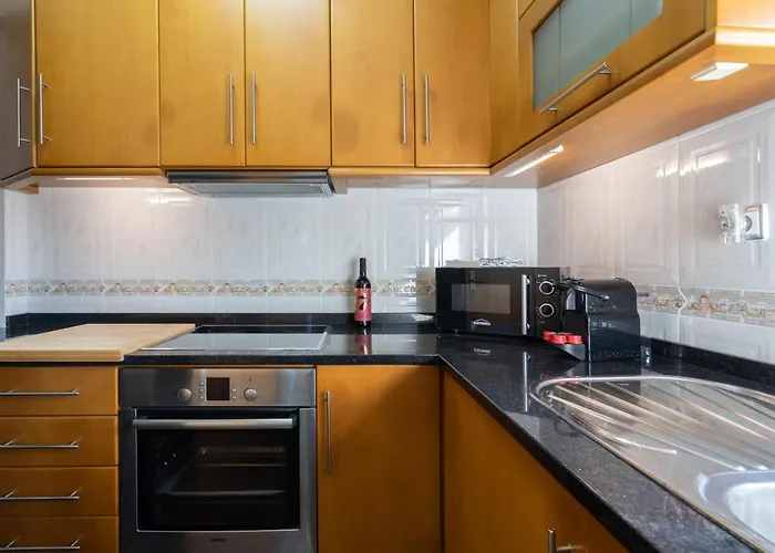 Host Wise - Lovely & Cozy House - Prime Location Semesterbostad