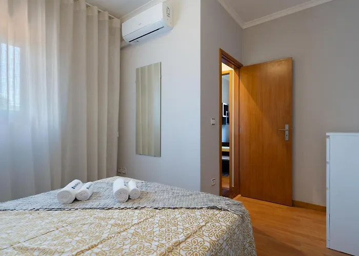 Host Wise - Lovely & Cozy House - Prime Location *