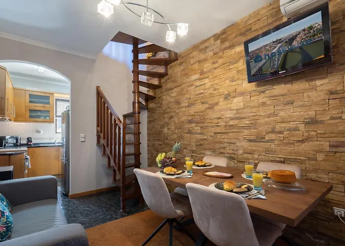 Host Wise - Lovely & Cozy House - Prime Location *