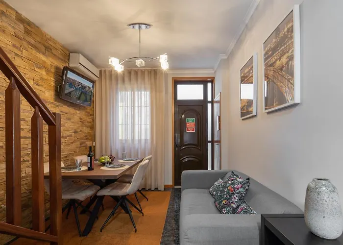 Host Wise - Lovely & Cozy House - Prime Location *